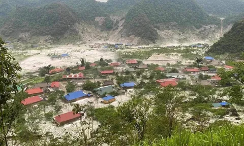 Mưa đá phủ kín mặt đất, trắng "như băng tuyết" ở Sơn La