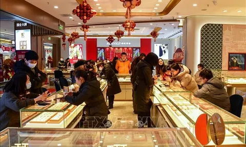 Giá vàng thế giới tăng cao do giới đầu cơ Trung Quốc dồn dập 'lướt sóng'