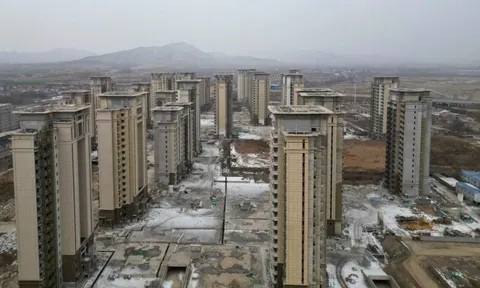 Evergrande hóa thành doanh nghiệp zombie từ năm 2016 nhưng cổ phiếu vẫn tăng gần 500% trong cơn sốt đất: Loạt "báo động đỏ" trên thị trường BĐS Trung Quốc đã bị phớt lờ như thế nào?