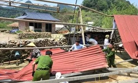 Mái nhà đổ sập, đồng ruộng tan nát vì trận mưa đá lịch sử ở Hòa Bình