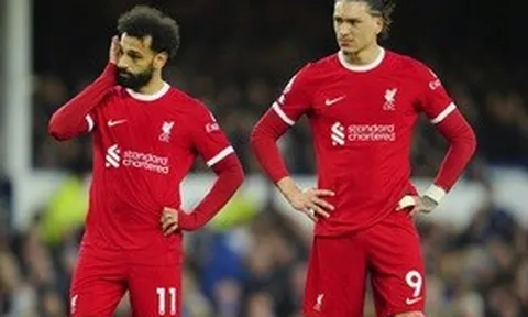 Liverpool thua derby Merseyside, "giương cờ trắng" trước Arsenal, Man City