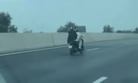 Xe máy phóng "bạt mạng" trên làn 120km/h cao tốc Hà Nội - Hải Phòng