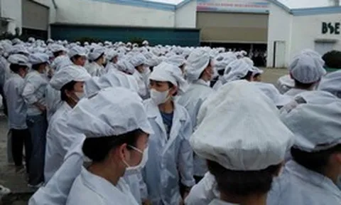 Hàng trăm công nhân điện tử ngừng việc khi được phát bao tay đi... dọn cỏ