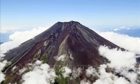 Nhật Bản đối phó với tình trạng quá tải khách du lịch ở núi Phú Sĩ