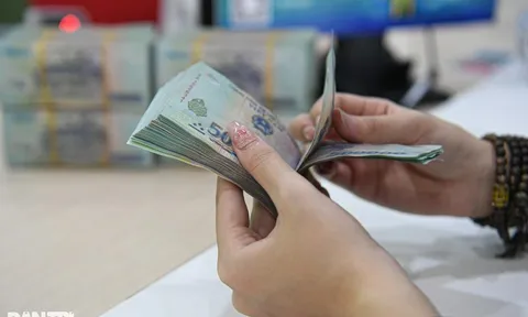 Người dân rút bớt tiền khỏi hệ thống ngân hàng