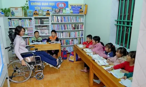 Cô giáo đi xe lăn mở lớp học miễn phí cho trẻ em nghèo