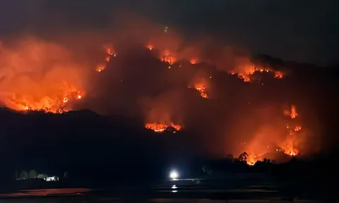 Đang cháy lớn trên núi Cô Tô kèm nhiều tiếng nổ lớn như bom