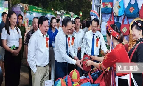 Tuyên Quang: Níu chân du khách bằng sắc màu thổ cẩm