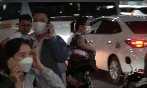 Người dân "chạy đôn, chạy đáo" trong đêm ở bến xe miền Tây để mua vé về quê