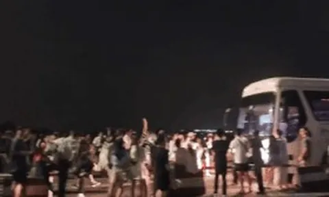 Khách đi Cát Bà du lịch "chữa lành" phải đợi 7 tiếng mới có xe qua phà