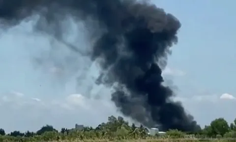 Hỏa hoạn "nuốt chửng" kho linh kiện điện tử và nhiều xe tải ở TP Rạch Giá