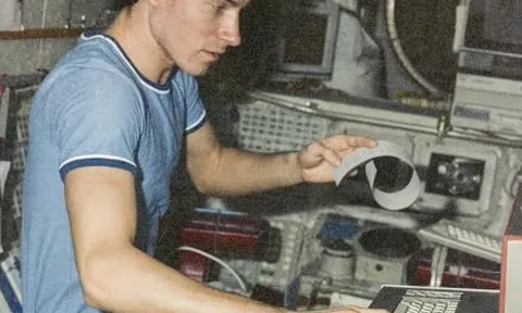 Phi hành gia mắc kẹt trên vũ trụ, trở thành 'công dân Liên Xô cuối cùng'