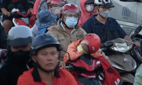 Trẻ em ngủ gục trên xe máy theo cha mẹ rời TPHCM về quê nghỉ lễ