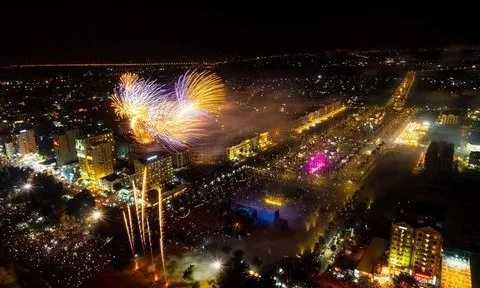 Vạn du khách đổ về Sầm Sơn tắm biển, dự khai mạc du lịch 2024