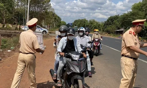 Bình Phước: CSGT phát nước miễn phí cho người dân về quê nghỉ lễ