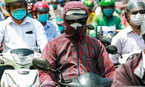 Người dân TPHCM chịu nắng nóng gay gắt đến hết lễ 30/4