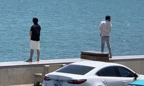 Phạt tiền du khách tiểu bậy xuống biển Vũng Tàu