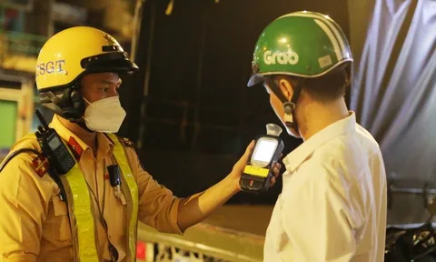 Nhậu 4 lon bia rồi đi đón khách, tài xế xe ôm ở TPHCM bị phạt 7 triệu đồng