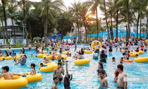 Người dân đổ về công viên nước ngày nghỉ lễ "giải nhiệt"