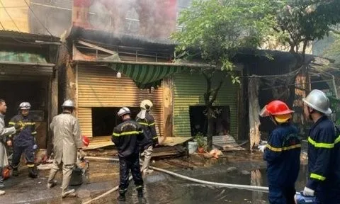 Hà Nội: Cửa hàng ăn bốc cháy ngùn ngụt, lan sang 4 kiot liền kề