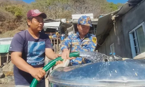 Vùng 5 Hải quân cấp nước ngọt miễn phí cho người dân đảo Hòn Chuối