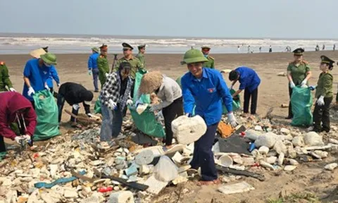 Khách tắm biển chung với rác ở Nam Định: Bãi tắm tự phát, đã có biển cấm!