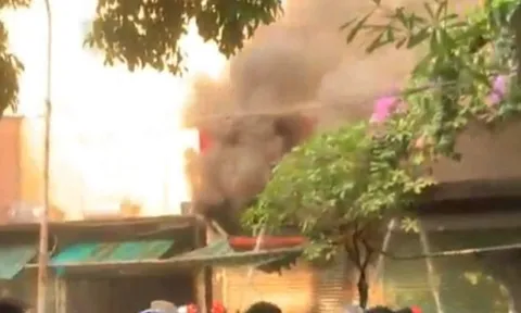 Nhà vắng chủ cháy ngùn ngụt ở Hà Nội