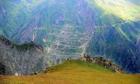 D915 - Con đường khó đi nhất thế giới