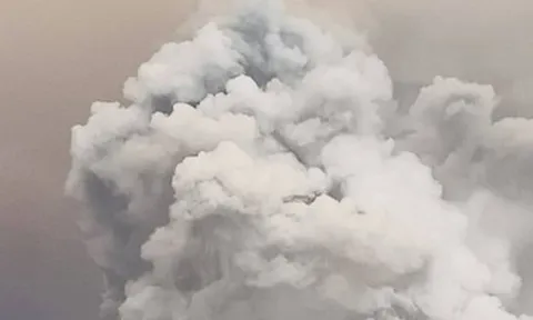 Núi lửa Ruang ở Indonesia phun trào, hơn 12.000 người phải sơ tán