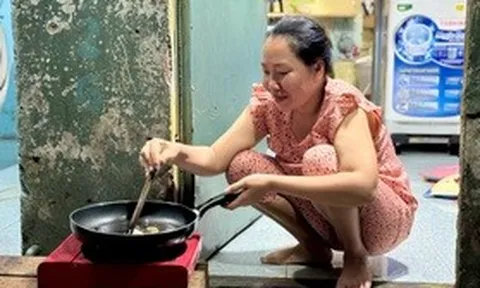Không về quê, nhiều công nhân vui lễ trong khu trọ "lò than" ở TPHCM