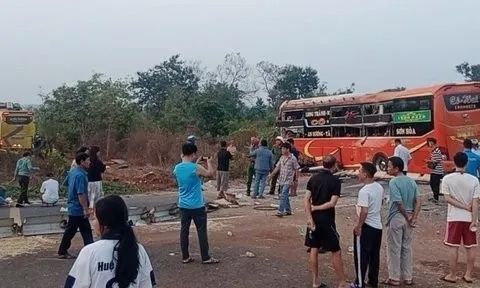 2 xe khách tông nhau, 1 người chết, nhiều người bị thương