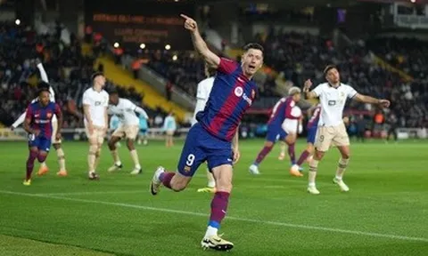 Lewandowski lập hat-trick, Barcelona quyết ngăn Real Madrid vô địch sớm