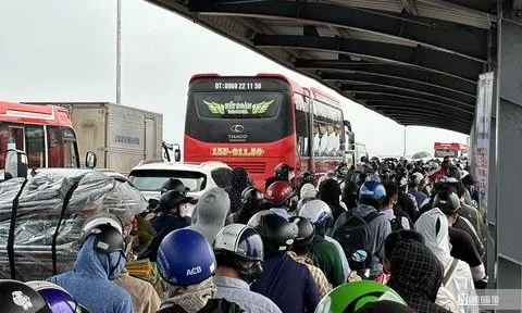 Hải Phòng: Tuyến phà ra đảo Cát Bà tái diễn cảnh ùn tắc kéo dài