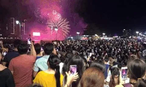 Người dân TPHCM phấn khích trước màn pháo hoa đêm 30/4