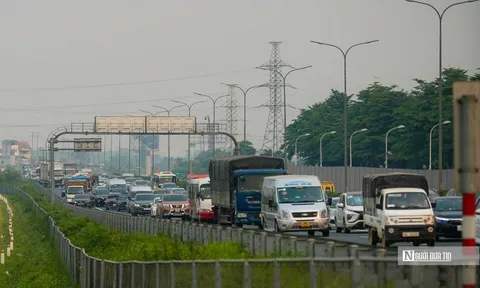 Dòng xe nuối đuôi nhau trở lại Thủ đô