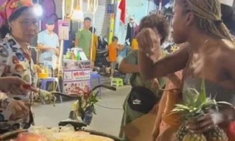 Vụ "chém" khách Tây 3 quả dứa giá 500.000 đồng: Bà bán hàng rong bị oan
