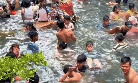 Ngộp thở "biển người" chen chúc tắm suối, cắm trại ở Bình Dương gây xôn xao