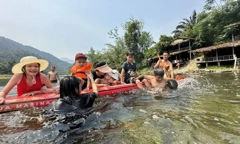 Nắng nóng kỷ lục, người dân đổ xô về suối giải nhiệt