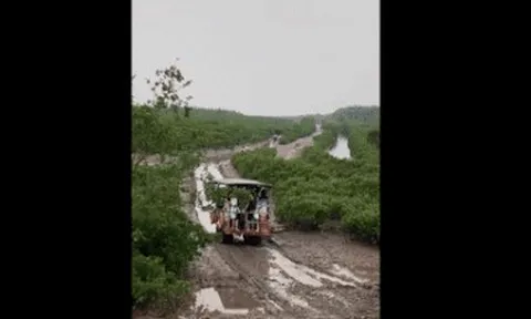 Bi hài cảnh lội bùn, ngồi xe tự chế đến "biển vô cực" Thái Bình