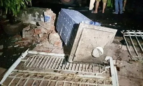 Sập cổng trong lúc nằm võng, bé trai 7 tuổi tử vong