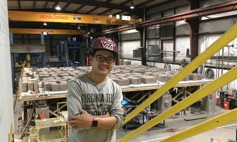 Từ bốc vác đến… tiến sĩ xứ 'cờ hoa'