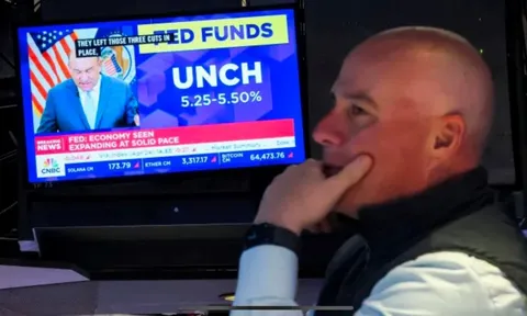 Chủ tịch FED Jerome Powell bác bỏ khả năng tăng lãi suất, thị trường chứng khoán biến động, Dow Jones có lúc tăng hơn 530 điểm