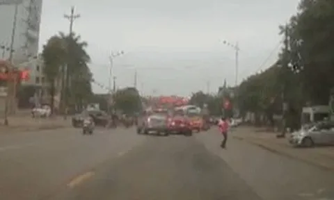 Tài xế điều khiển xe buýt đi vào làn ngược chiều trên quốc lộ 1 ở Hà Tĩnh