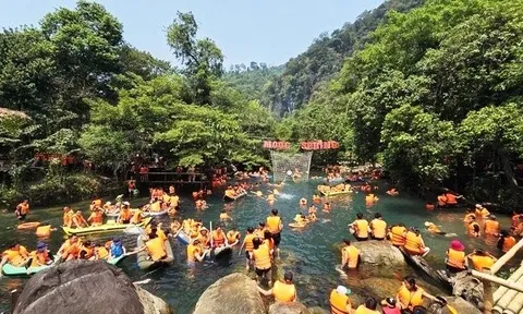 Quảng Bình đón trên 318.000 lượt khách du lịch, thu 365 tỷ đồng