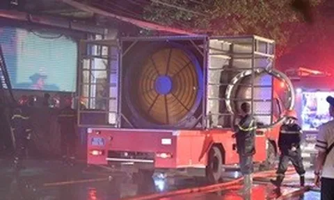 100 cảnh sát cùng 17 xe cứu hỏa dập lửa vụ cháy dãy nhà kho ở TPHCM