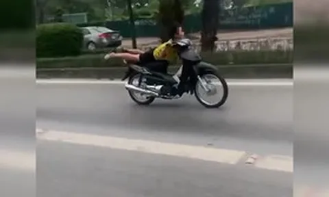 Nam thanh niên nằm yên xe, phóng vun vút trong làn xe buýt BRT ở Hà Nội