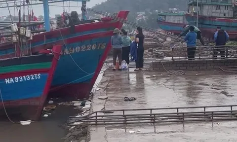 Nghệ An: Chìm thuyền câu mực, hai thuyền viên mất tích trên biển