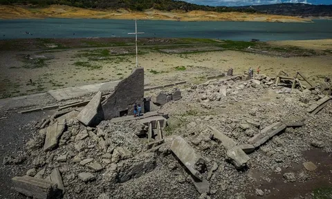 Thị trấn trăm năm tuổi lộ diện khi con đập Philippines cạn nước do hạn hán