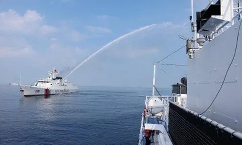 Mỹ lên tiếng vụ tàu Philippines bị phun vòi rồng ở Biển Đông