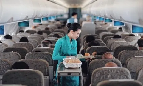 Vietnam Airlines báo lãi kỷ lục, cổ phiếu tăng trần